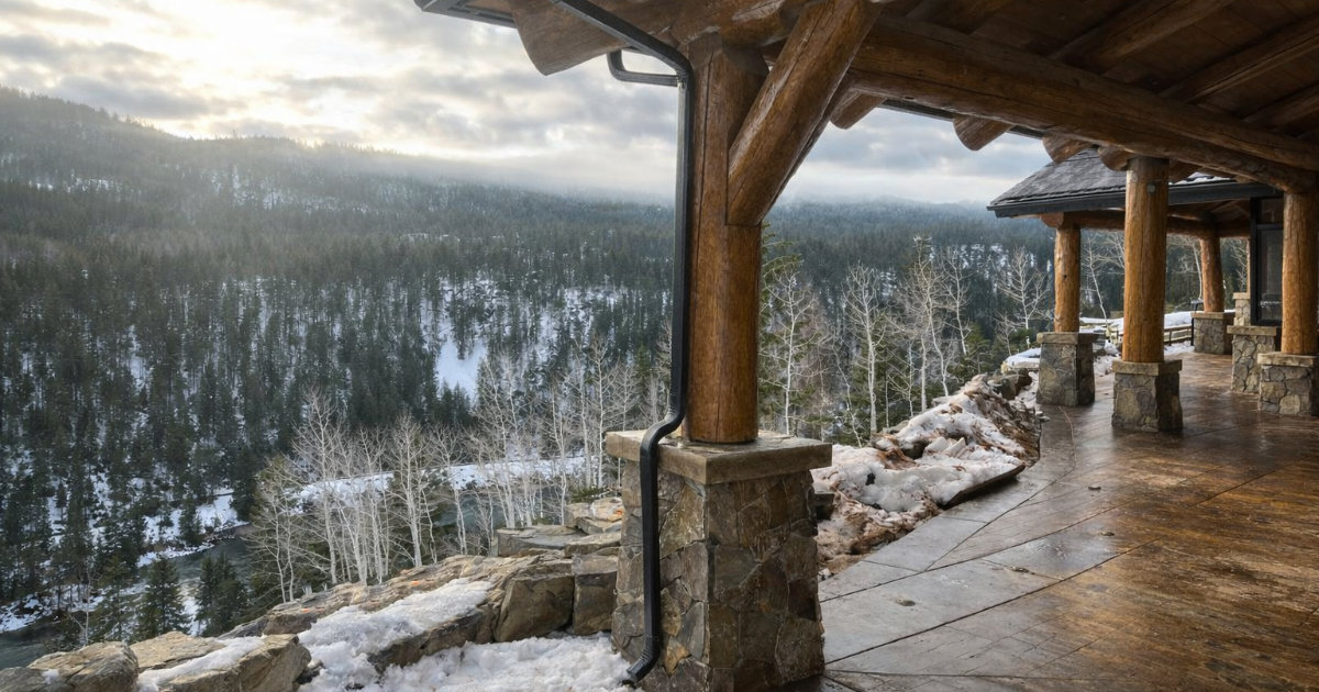 Log cabin in North Idaho with seamless gutters by Gutter Works Plus